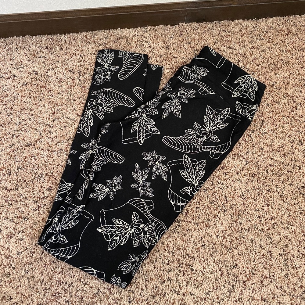 LuLaRoe One Size Black/Cream Shoe Leggings